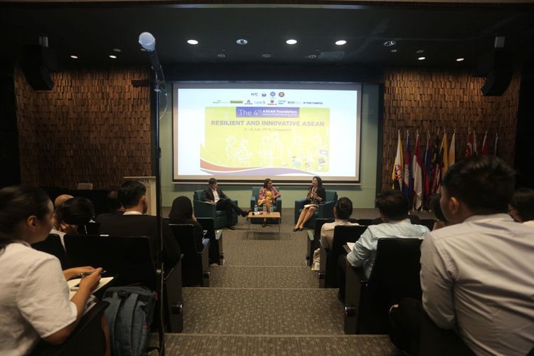 Empat belas mahasiwa Indonesia terpilih berpartisipasi dalam ASEAN Foundation Model ASEAN Meeting (AFMAM) ke-4 di Singapura 3-8 Juli 2018