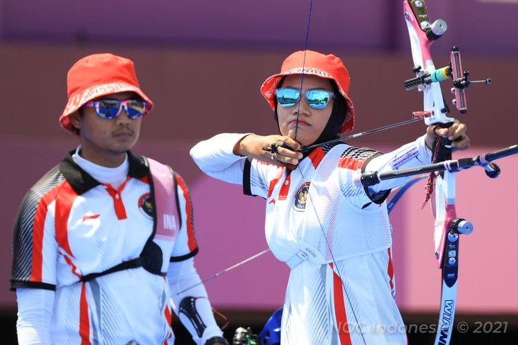Pemanah regu campuran Indonesia, Riau Ega Agatha/Diananda Chourunisa, saat bertanding melawan Brown Mackenzie/Elison Brady di babak 16 besar Olimpiade Tokyo 2020.