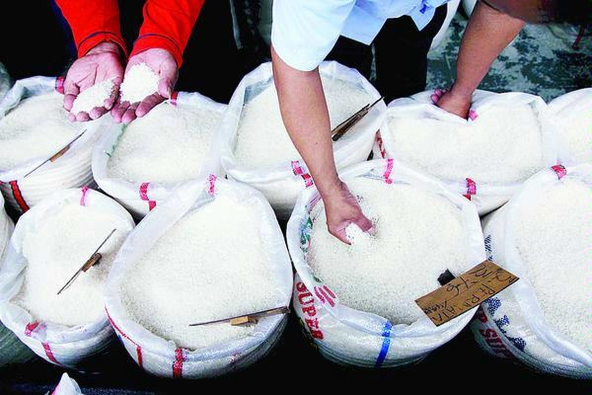 Calon pembeli memilih beras yang dijual di Pasar Induk Beras Cipinang, Jakarta Timur, Senin (29/10). Pasokan dan harga beras yang didatangkan dari beberapa daerah ke pasar induk tersebut relatif stabil. Beras IR-64 dijual mulai harga Rp 7.400 per kilogram.