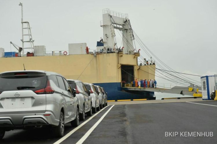 Uji coba bongkar muat kendaran bermotor di Pelabuhan Patimban