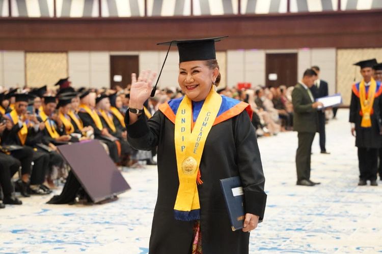 Wali Kota (Walkot) Semarang Hevearita Gunaryanti Rahayu menikuti prosesi wisuda ke-174 Universitas Diponegoro, Semarang, Kamis (25/4/2024). 