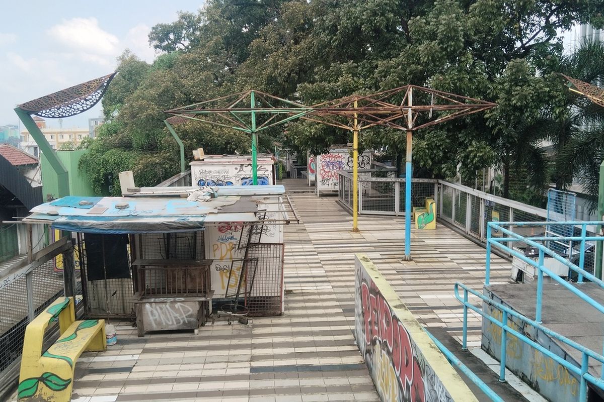 Kondisi Teras Cihampelas saat ini, banyak vandalisme dan kerusakan beberapa ornamen, Kamis (4/7/2025).