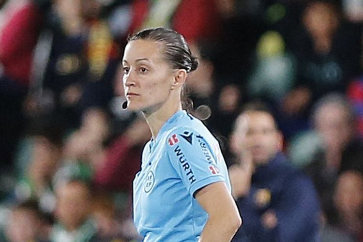 Wasit wanita, Guadalupe Porras Ayuso, kala bertugas dalam partai LALIGA  2023-2024 antara Elche vs Barcelona pada 1 April 2023. (Photo by M. Ramon / AFP)