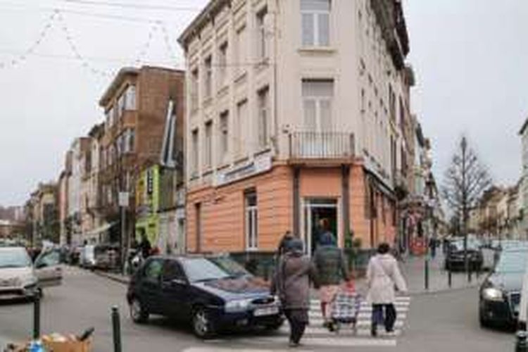 Distrik Molenbeek di Brussels, Belgia, merupakan kawasan yang banyak dihuni warga keturunan Maroko. Distrik ini dikenal sebagai kawasan miskin, rawan kejahatan dengan tingkat pengangguran tinggi. Alhasil, banyak pemuda di distrik ini yang direkrut ISIS untuk bertempur di Suriah atau Irak.