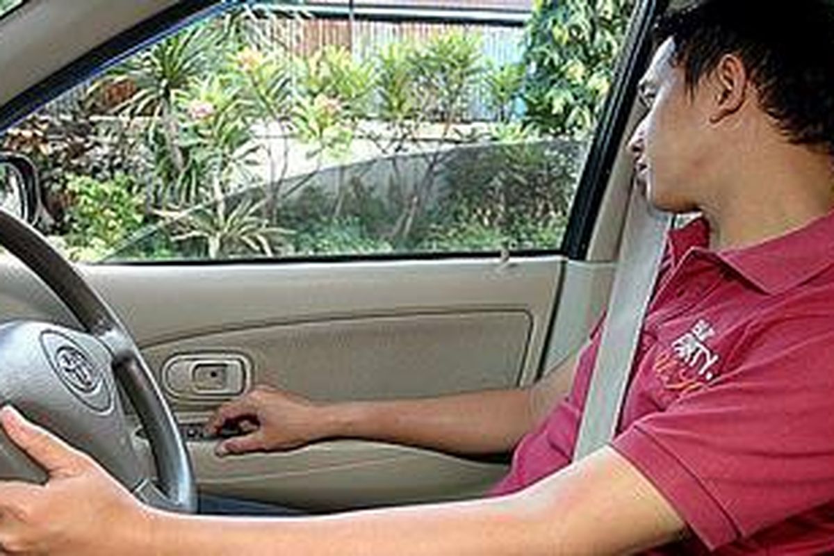 Saat menyetir ke luar kota, sebisanya jendela kaca dibuka tiap dua jam