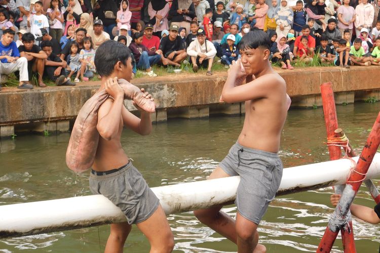Gebuk Bantal di Kalimalang Jaktim, Amar Jatuh “Byur” ke Sungai: Aku Mukul Angin