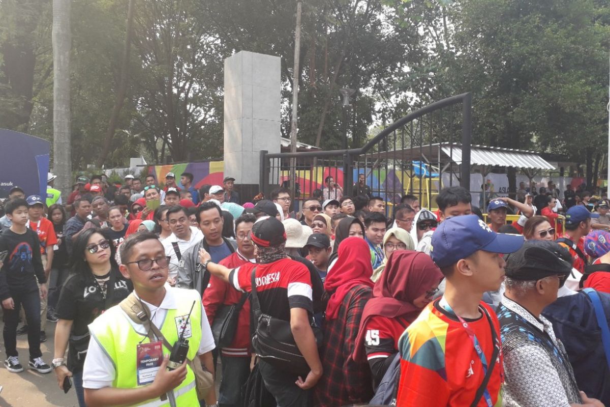 Antrean calon penonton upacara pembukaan Asian Games 2018 di Pintu 5 GBK, Sabtu (18/8/2018).