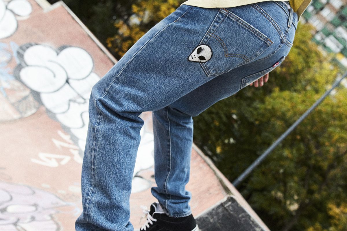 Kampanye Buy Better, Wear Longer dari merek jeans Levi's untuk mengurangi limbah industri fesyen.