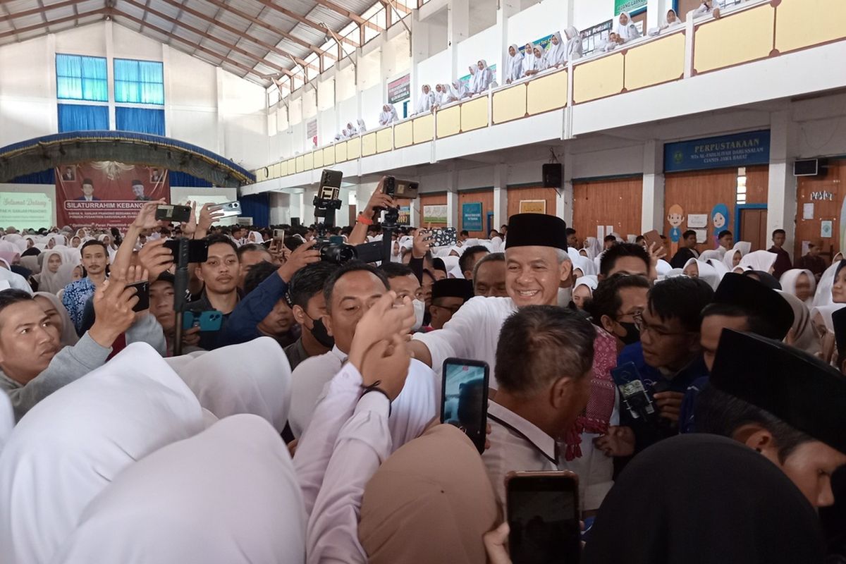 Ganjar Pranowo disalami santri saat silaturahmi ke Pondok Pesantren Darussalam, Kabupaten Ciamis, Senin (9/10/2023).