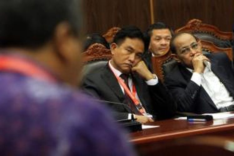 Ahli hukum tata negara, Yusril Ihza Mahendra menjadi saksi ahli untuk pihak pemohon pasangan Prabowo-Hatta pada sidang sengketa Pilpres 2014 di Gedung Mahkamah Konstitusi (MK), Jakarta Pusat, Jumat (15/8/2014). Ini adalah sidang terakhir sebelum MK kembali menggelar sidang putusan pada 21 Agustus 2014. Kesembilan hakim MK terlebih dahulu akan melakukan rapat dengar pendapat (RDP) secara tertutup selama tiga hari berturut-turut untuk mengambil putusan.