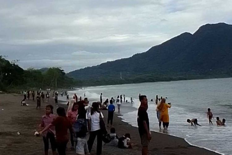 Sebanyak 2000 wisatawan domestik dari Kabupaten Manggarai dan Manggarai Timur, NTT, Minggu, (1/1/2023) padati pantai Cepi Watu, Desa Nanga Labang, Kecamatan Borong, Manggarai Timur. (DOK WARGA MATIM/AMBROSIUS ADIR)