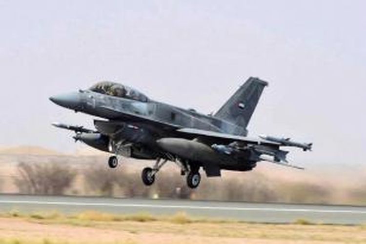 Jet tempur angkatan bersenjata Uni Emirat Arab, 1 April 2015, lepas landas dari sebuah pangkalan angkatan udara sebelum serangan terhadap pemberontak Syiah Houthi di Yaman, sebagai bagian operasi yang dipimpin oleh koalisi Saudi.