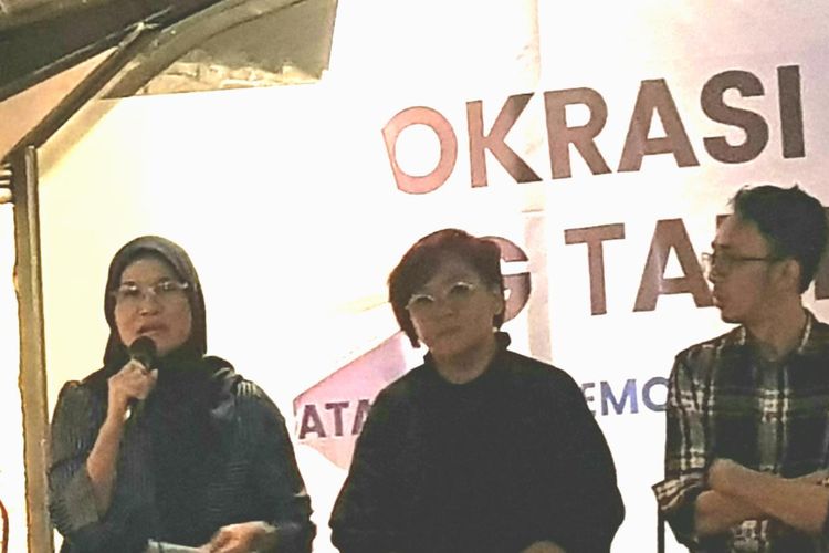 Ketua Komnas Perempuan Azriana (kiri) dalam acara konferensi pers Hari Demokrasi Internasional di kawasan Wahid Hasyim, Jakarta Pusat, Minggu (15/9/2019).