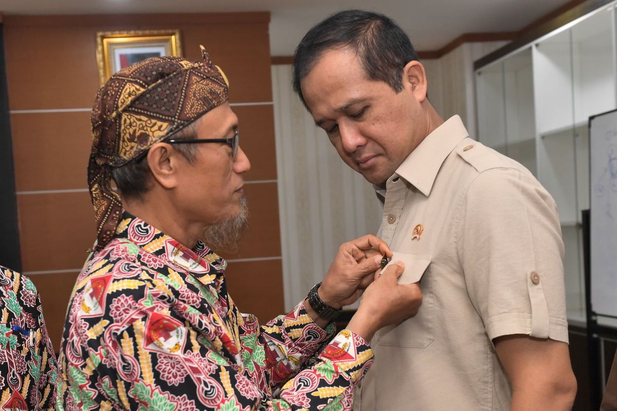 Terima Pin PATRI, Menteri Transmigrasi Ajak Transmigran Sukseskan Program-program Kementerian