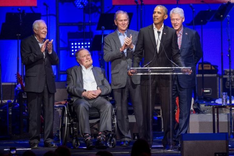 Lima mantan presiden AS (dari kiri ke kanan), Jimmy Carter, George Bush, George W Bush, Barack Obama, dan Bill Clinton. Mereka berkumpul untuk membantu penggalangan dana bagi korban terjangan sejumlah angin topan di Amerika Serikat tahun ini.