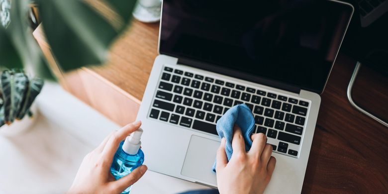 Begini Cara Membersihkan Layar Laptop Yang Benar Halaman All Kompas Com