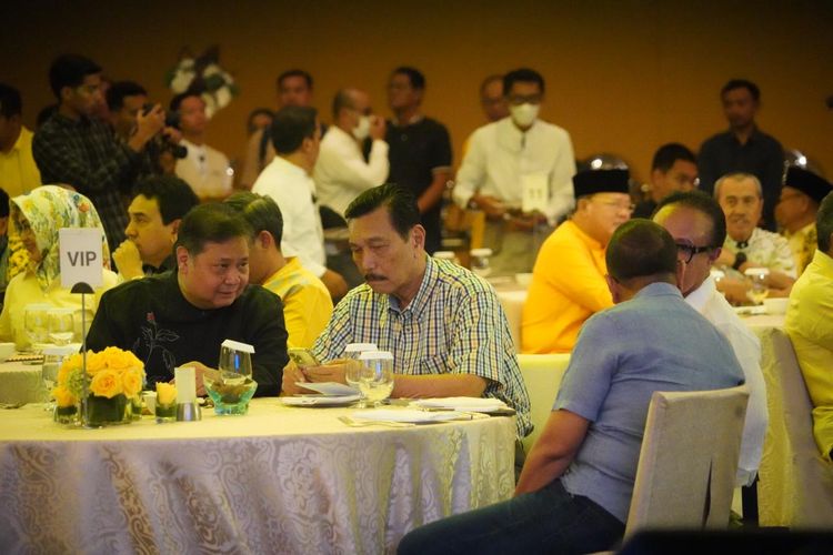 Ketua Umum Partai Golkar Airlangga Hartarto bersama Ketua Dewan Penasihat Partai Golkar Luhut Binsar Pandjaitan dalam acara Buka Puasa Bersama dan Silahturahmi Partai Golkar se-Indonesia di Hotel Mulia, Nusa Dua, Kabupaten Badung, Bali, pada Jumat (15/3/2024). /Dok.Humas Partai Golkar