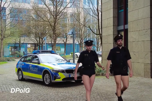 Protes Kelangkaan Seragam, Polisi Jerman Bikin Video Tak Pakai Celana