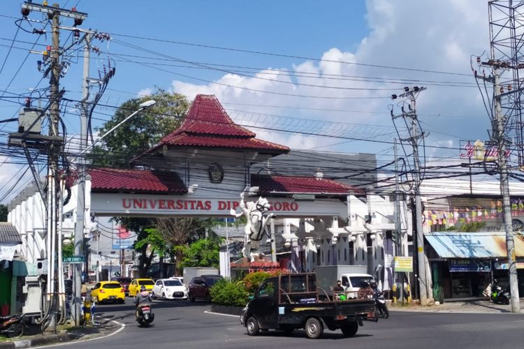 Ruas Jalan Ngesrep Timur atau Patung Kuda Undip Semarang kembalu dibuka.