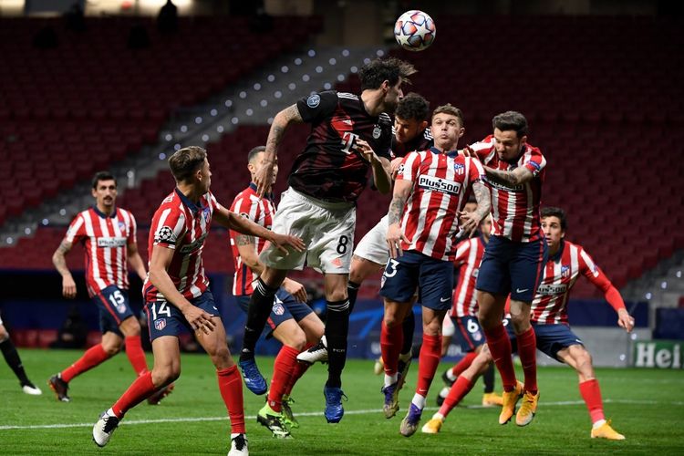 Para pemain Atletico Madrid vs Bayern Muenchen berduel memperebutkan bola pada laga Grup A Liga Champions di Stadion Wanda Metropolitano, Madird, 1 Desember 2020.