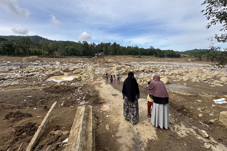 Kondisi sebagian permukiman warga di Nagari Salareh Aia Timur, Palembayan, Agam, Sumatera Barat pada Jumat (5/12/2025) masih porak poranda. Sejumlah rumah di Jorong Subarang Aia bahkan hilang tersapu banjir bandang dan tertimbun lumpur.