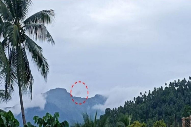 Hembusan asap kawah setinggi 30 meter dari puncak Gunung Awu, teramati pada 11 Mei 2022 pukul 15.00 Wita