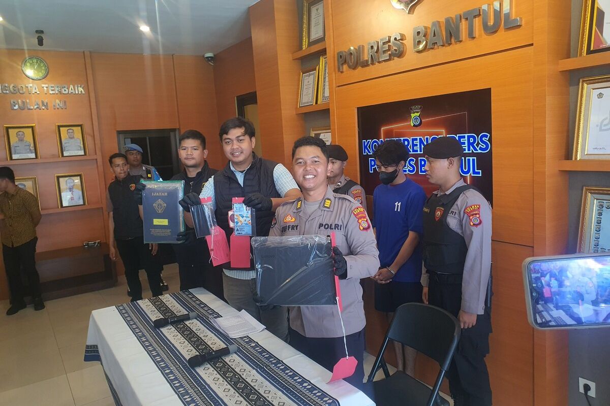 Pelaku pembunuhan pacarnya, Muhammad Rafy Ramadhan (kaos biru belakang) saat dihadirkan dalam jumpa pers di Mapolres Bantul. Selasa (25/3/2025)