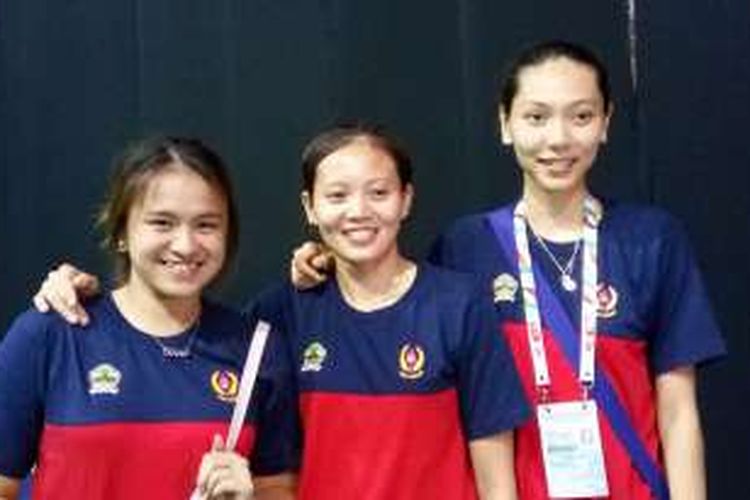 Tiga pemain ganda putri Jawa Tengah, Melani Putri, Annisa Saufika, dan Gloria Emanuelle Widjaja, berfoto bersama pada sela-sela Pekan Olahraga Nasional Jawa Barat 2016 di GOR Bima, Jumat (23/9/2016).