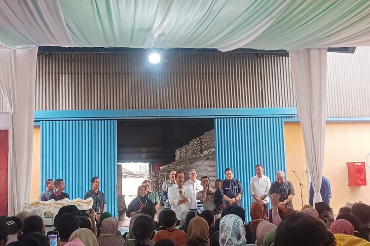 Presiden Joko Widodo saat memberikan pengarahan dalam pembagian bantuan pangan beras cadangan pangan pemerintah kepada keluarga penerima manfaat di Gudang Bulog Cibitung Kabupaten Bekasi, Jumat (16/2/2024). 