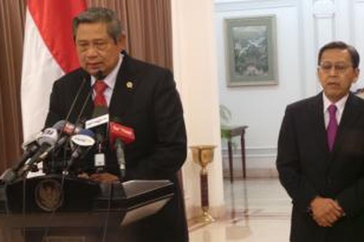 Presiden Susilo Bambang Yudhoyono dalam memberikan pernyataan pers terkait polemik RUU Pilkada di bandara Halim Perdana Kusuma, Selasa (29/9/2014).