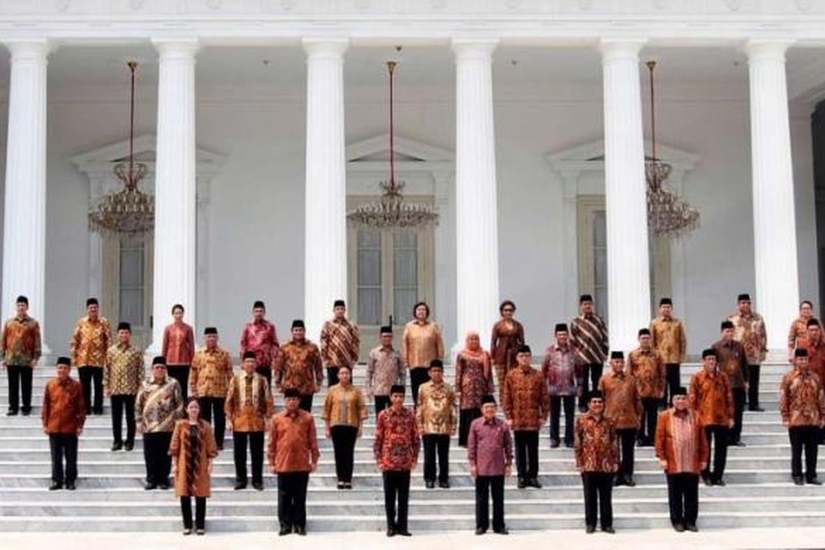 Presiden Joko Widodo (Jokowi) bersama Wakil Presiden Jusuf Kalla (JK) berfoto bersama anggota Kabinet Kerja di Istana Merdeka, Jakarta, Senin (27/10/2014). Para menteri yang memperkuat Kabinet Kerja pemerintahan Jokowi-JK secara resmi dilantik.