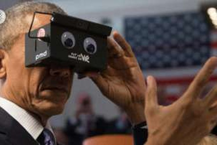 Presiden AS Barack Obama menjajal kacamata VR dalam pameran industri teknologi di Hannover, Jerman, awal minggu ini