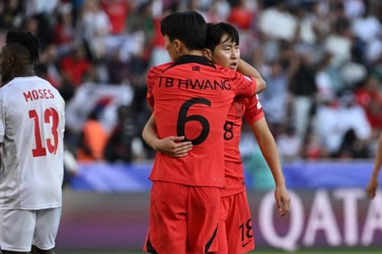 Pemain sayap timnas Korea Selatan, Lee Kang-in (kanan), melakukan selebrasi dengan Hwang In-beom usai menjebol gawang timnas Bahrain pada matchday pertama Grup E Piala Asia 2023. Laga Korea Selatan vs Bahrain tersebut digelar di Stadion Jassim Bin Hamad, Doha, pada Senin (15/1/2024) malam WIB.