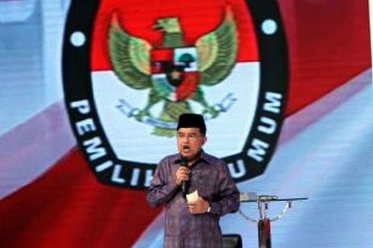 Calon Wakil Presiden nomor urut 2, Jusuf Kalla saat mengikuti debat di Jakarta Selatan, Minggu (29/6/2014). Tema debat cawapres malam ini adalah 'Pembangunan Sumber Daya Manusia dan IPTEK'. TRIBUNNEWS/HERUDIN