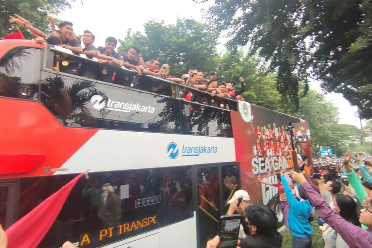 Sejumlah warga menyambut meriah tim nasional (timnas) sepakbola Indonesia yang datang ke Kemenpora, Jalan Gerbang Pemuda, Jakarta Pusat, Jumat (19/5/2023) pagi.