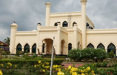 Istana Siak Sri Inderapura merupakan kediaman resmi Sultan Siak yang dibangun pada tahun 1889 oleh Sultan Syarif Hasyim Abdul Jalil Syaiffudin. Keberadaan istana di Kabupaten Siak, Riau ini menarik perhatian wisatawan nusantara maupun wisatawan mancanegara. Foto diambil Kamis (2/2/2017).