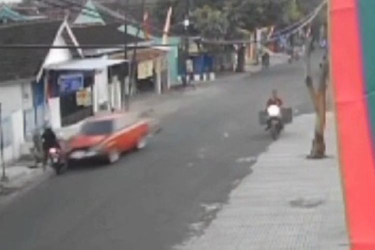 Kecelakaan terekam kamera pengawas atau CCTV di Jalan Gajah Mada, Kampung Mojosari, Kelurahan Sragen Kulon, Kecamatan Sragen, Kabupaten Sragen, pada Minggu (4/8/2024) sekitar pukul 06.00 WIB.