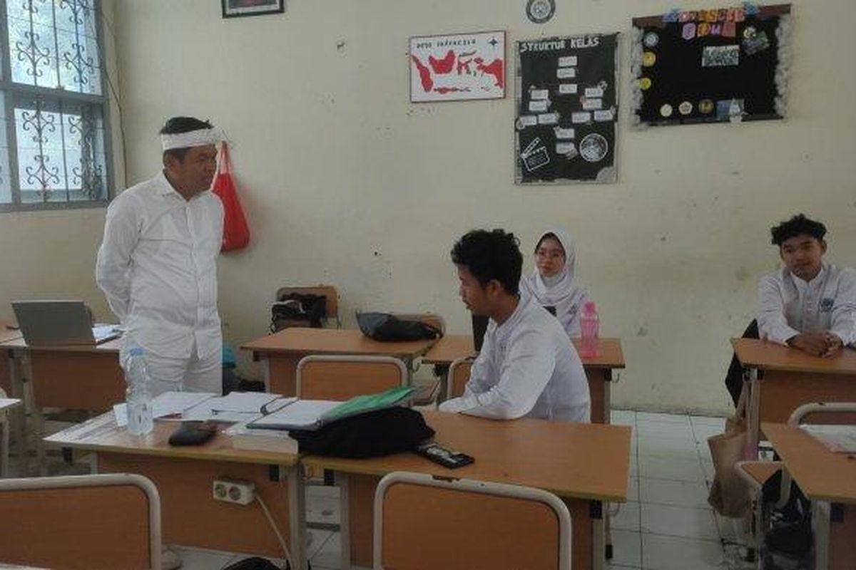 Gubernur Jawa Barat terpilih, Dedi Mulyadi, melakukan kunjungan mendadak ke SMAN 7 Cirebon, pada Jumat (7/2/2025) pagi. Dedi menegaskan, ia datang ke SMAN 7 Cirebon untuk menyelesaikan permasalahan terkait PDSS yang berpotensi menghambat ratusan siswa mendaftar SNBP. 
