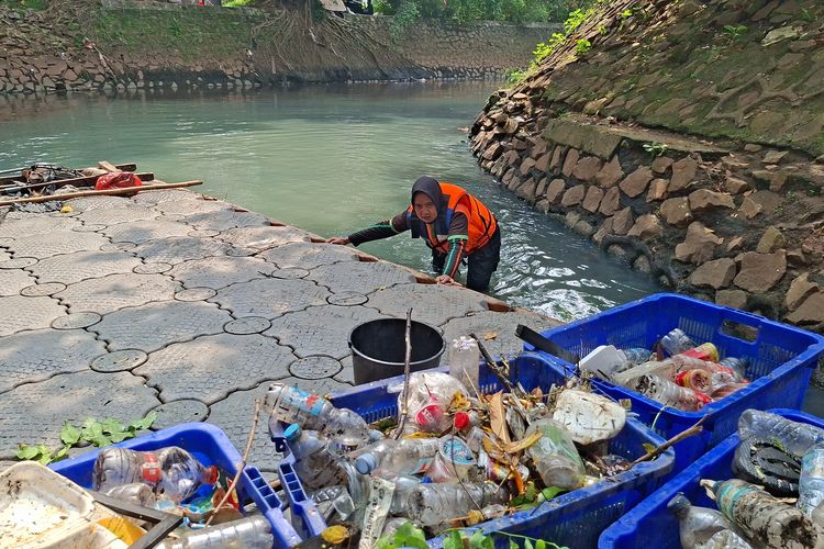 Bangkit dari KDRT, Kisah Iin Taklukkan Sungai Penuh Sampah demi Cita-cita Anak