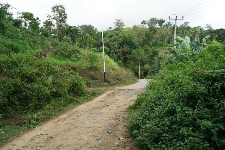 Kondisi jalan menuju Dusun Aik Mual, Desa Sekotong Timur, Kecamatan Lembar, Kabupaten Lombok Barat, Nusa Tenggara Barat (NTB), Kamis (23/6/2022).