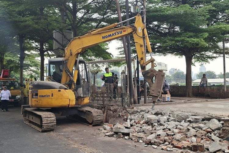 Pedagang yang Digusur dari Bantaran Kali Petamburan Jakpus Direlokasi ke Kios Kontainer
