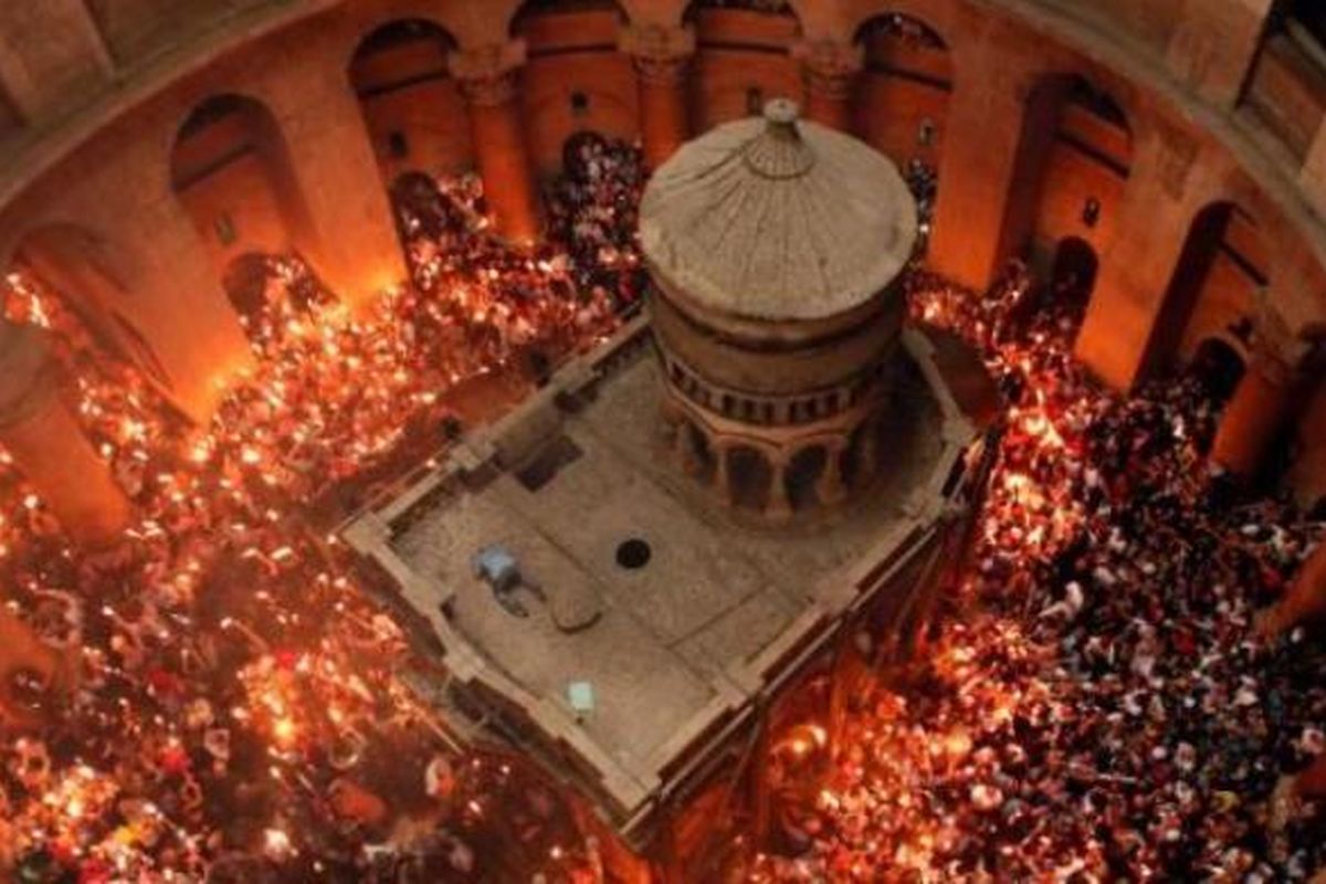 Bangunan bernama Edicule ini didirikan di atas gua yang diyakini sebagai makam Yesus yang saat ini berada di dalam gereja Holy Sepuchre, Jerusalem.