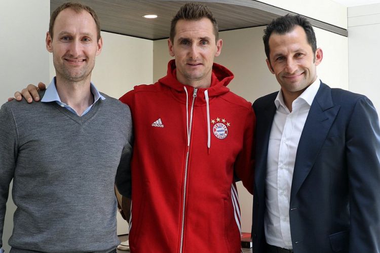 Pelatih U-17 Bayern Muenchen, Miroslav Klose, berfoto dengan Direktur Olahraga Bayern, Hasan Salihamidzic dan Direktur Kampus FC Bayern, Jochen Sauer.