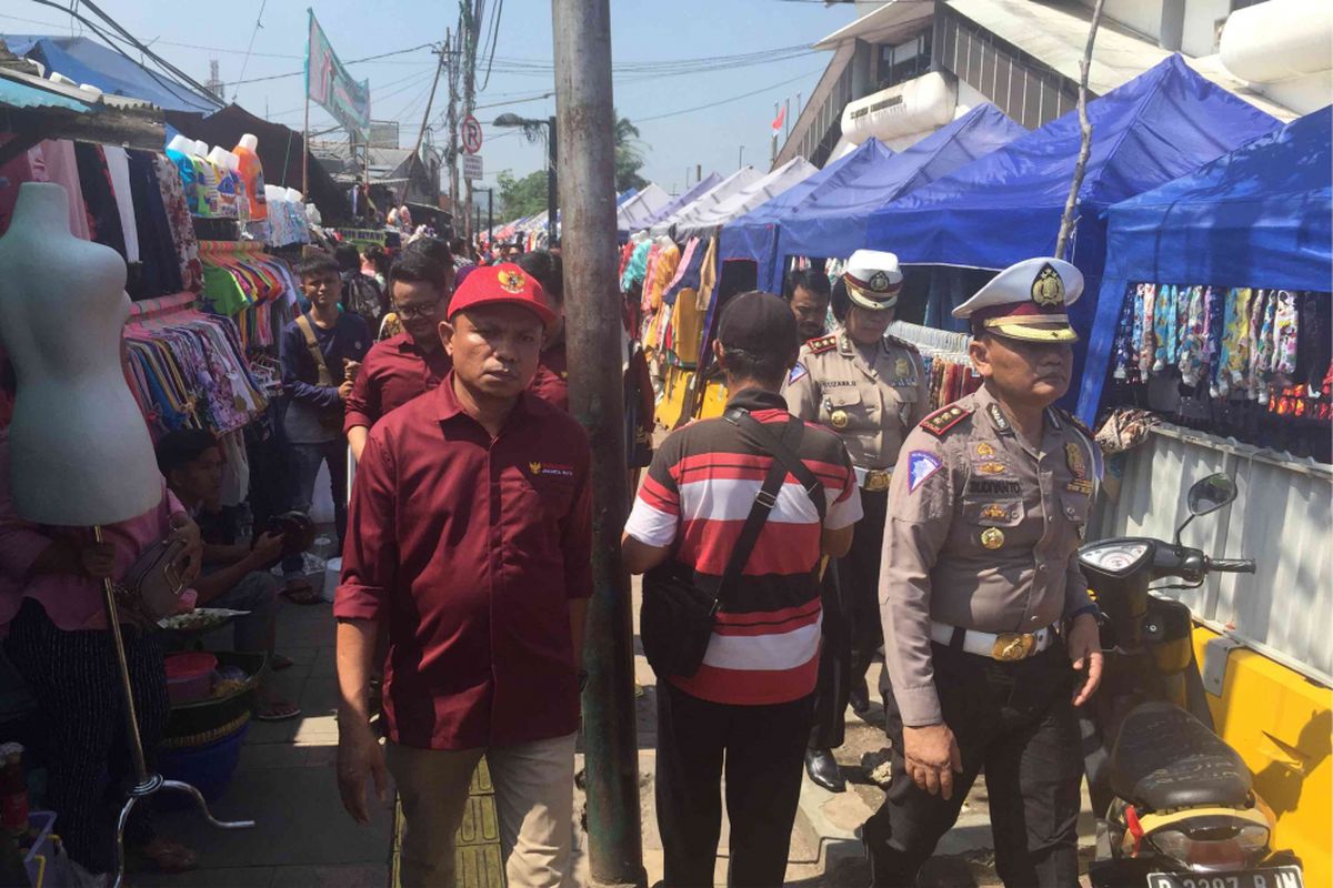 Ombudsman RI bersama Ditlantas Polda Metro Jaya mendatangi Jalan Jatibaru Raya di kawasan Tanah Abang, Jakarta Pusat, Selasa (20/3/2018). Kehadiran Ombudsman untuk memeriksa dugaan maladministrasi yang dilakukan oleh Pemprov DKI Jakarta atas  penutupan Jalan Jatibaru Raya.