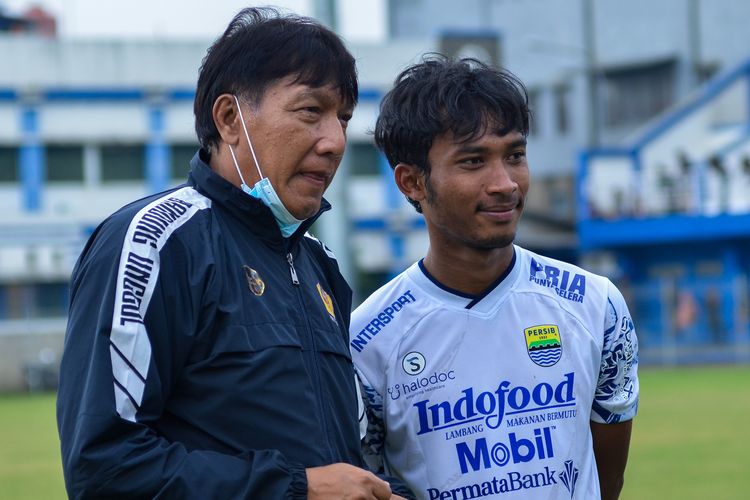 Robi Darwis pemain muda Persib ketika bertemu legenda Persib era 90-an Robby Darwis di Stadion Persib, Sidolig, Bandung.