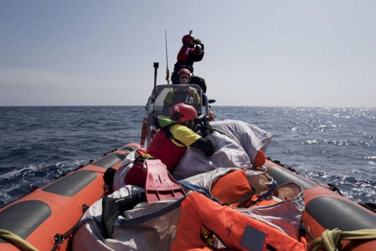 Awak perahu Proactiva Open Arms melakukan operasi pencarian korban di Laut Mediterania, di lepas pantai Libya, 13 April 2017. 