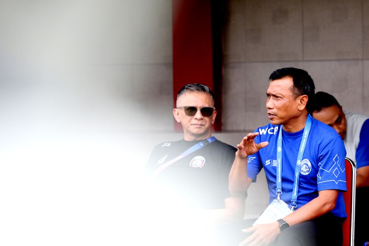 Pelatih Arema FC Widodo Cahyono Putro berdiskusi dengan CEO Iwan Budianto sebelum laga pekan ke-34 Liga 1 2023-2024 yang berakhir 0-0 di Stadion Gelora Bangkalan, Selasa (30/4/2024) sore.