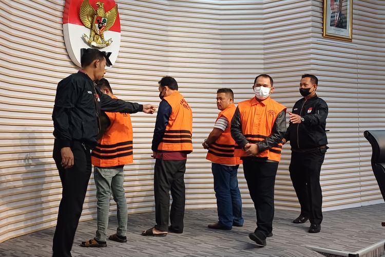 Komisi Pemberantasan Korupsi (KPK) menahan Bupati Labuhanbatu, Sumatera Utara (Sumut), Erik Adtrada Ritonga selama 20 hari ke depan, Jumat (12/1/2024).