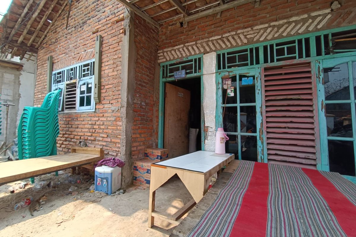 Rumah Dasem (66) yang juga tempat ia menemukan anaknya, NN (34), tewas dengan bibir bagian bawah disayat, Kampung Rawabangkong, Desa Jatireja, Kecamatan Cikarang Timur, Kabupaten Bekasi, Minggu (1/10/2023).