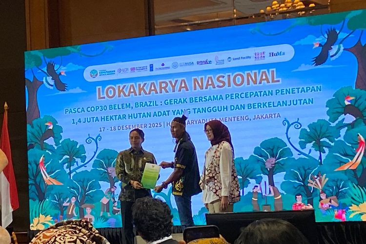 Kemenhut menyerahkan SK hutan adat kepada masyarakat hukum adat, di Jakarta Pusat, Rabu (17/12/2025). 
